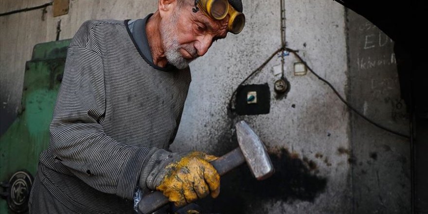 Altmış üç yıldır demir dövüyor