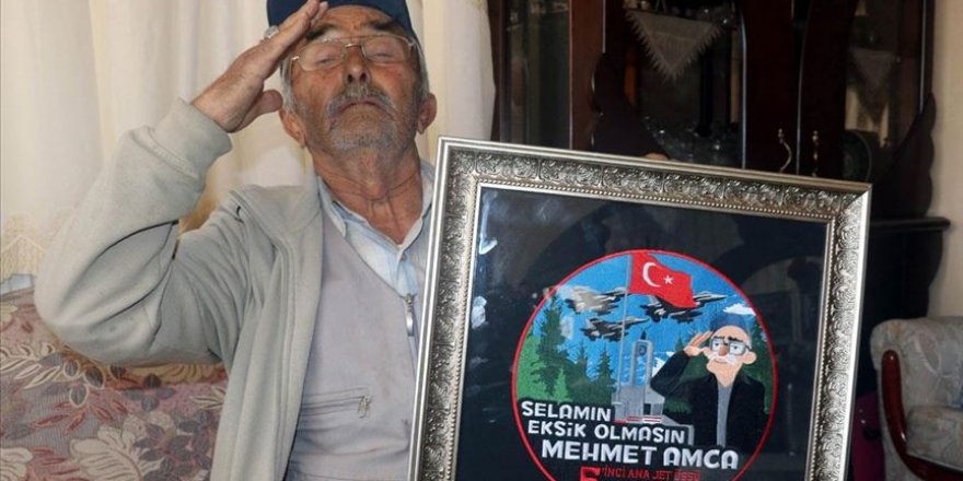 25 yıldır Mehmetçiği selamlayan Mehmet amcayı gururlandıran 'arma'