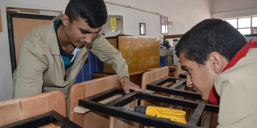 Okulların sıra ve masaları öğrencilerden
