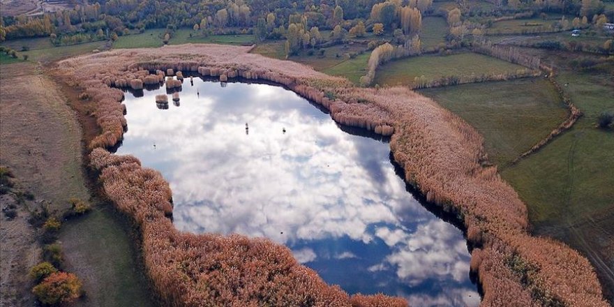 Yaratılış harikası Üçkaya Gölü sonbaharda bir başka güzel
