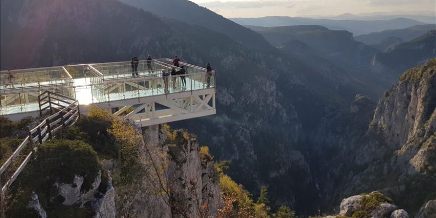 450 metreden görsel şöleni izliyorlar