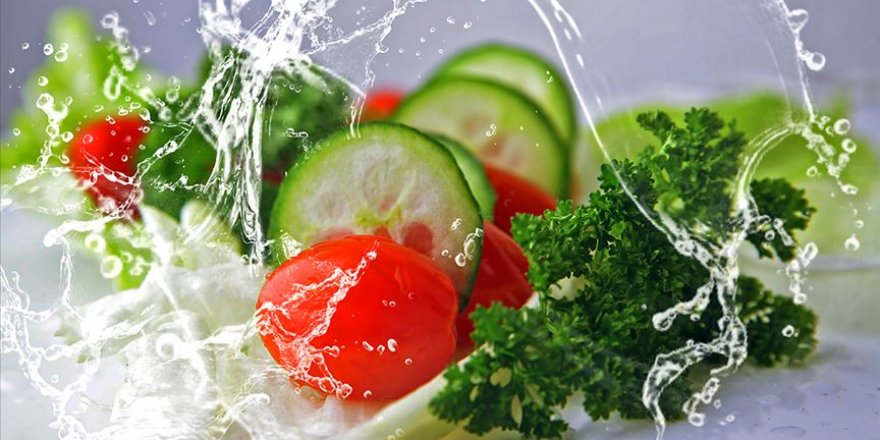 Uzmanlardan 'sebzeler yabancı otlardan ayıklanıp, bol suyla yıkanmalı' uyarısı