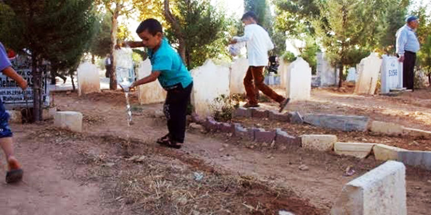 Mezarın üzerine su dökülmesinin dinde yeri var mı?