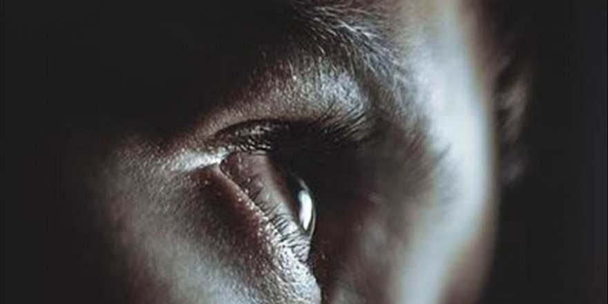 Göz akına dövme yaptıran genç kız geçici körlük yaşadı