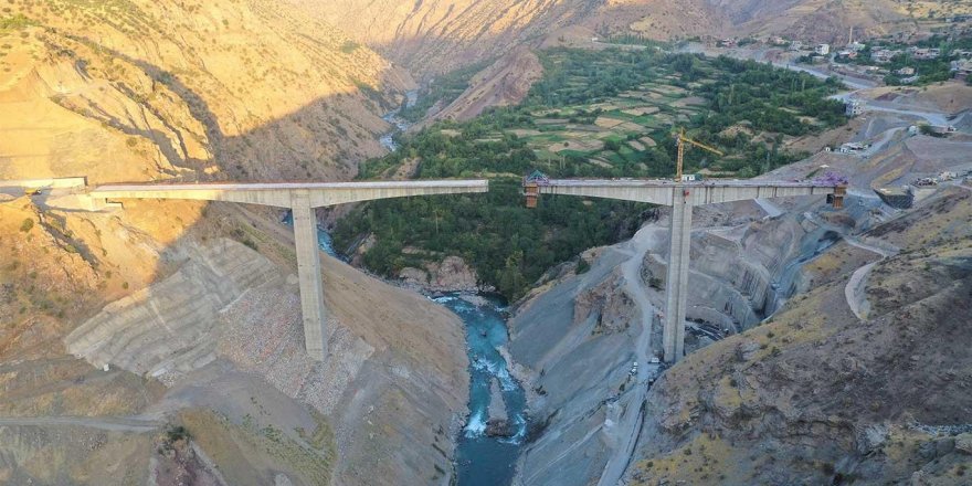 Türkiye'nin en yüksek köprüsünde sona yaklaşıldı