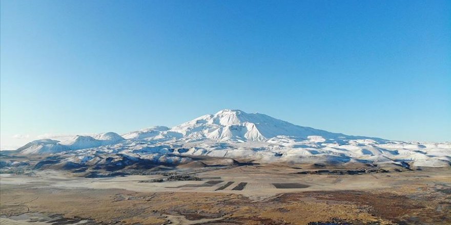 Süphan Dağı beyaz kefenini giydi