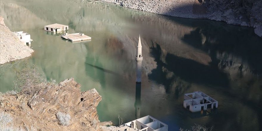 Baraj altında kalan köy su seviyesi düşünce yeniden ortaya çıktı