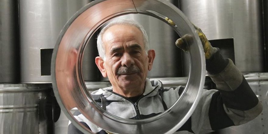 Vanlı demir ustası yarım asırdır yaptığı sobalarla evleri ısıtıyor