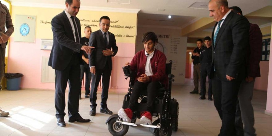 Engelli lise öğrencisine akülü araç hediye edildi