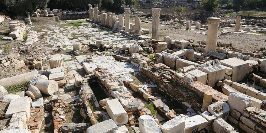 'Gladyatörler kenti'nin 1550 yıllık kilise tabanı özenle işleniyor