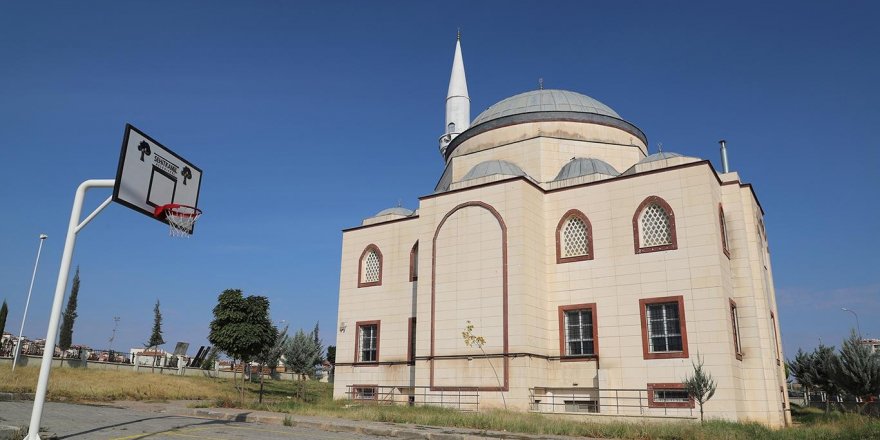 Camilerin bahçesine yaptırılan spor alanları ilgi görüyor