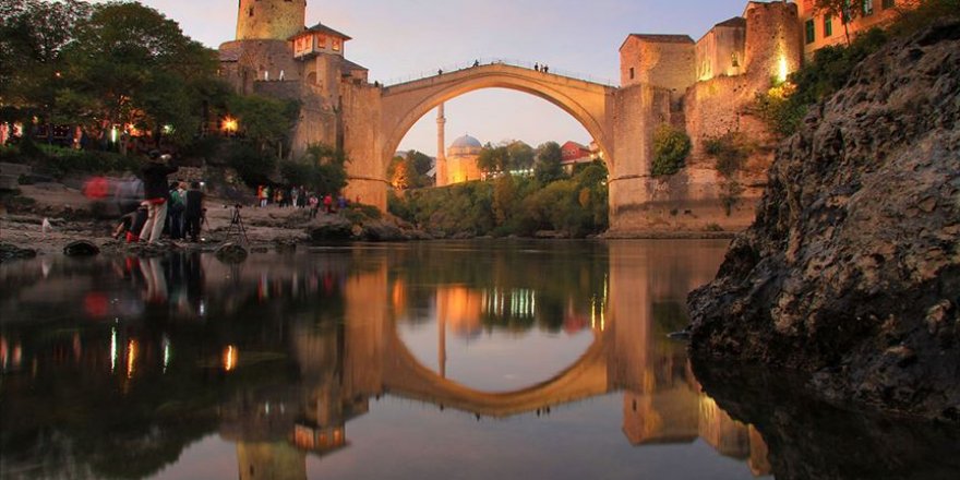Mostar Köprüsü medeniyetleri birleştirmeye devam ediyor