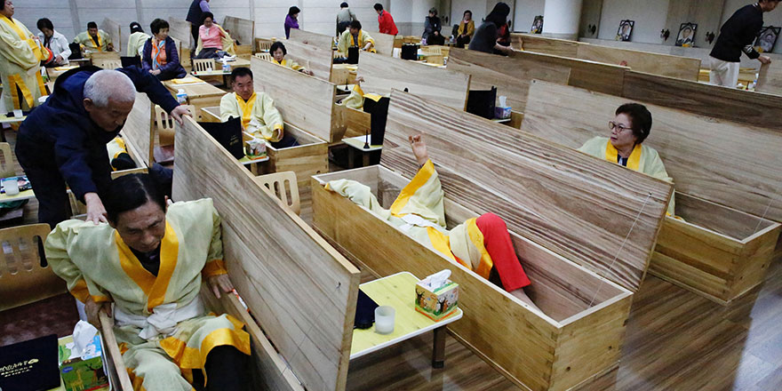 Güney Kore'de binlerce kişi 10 dakika tabuta girince değişiyor