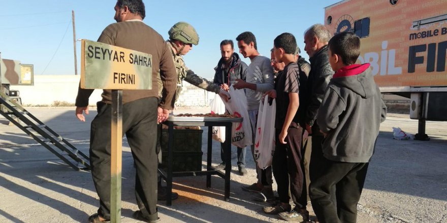 Mehmetçik Tel Abyad ve Rasulayn'da kandil simidi dağıttı