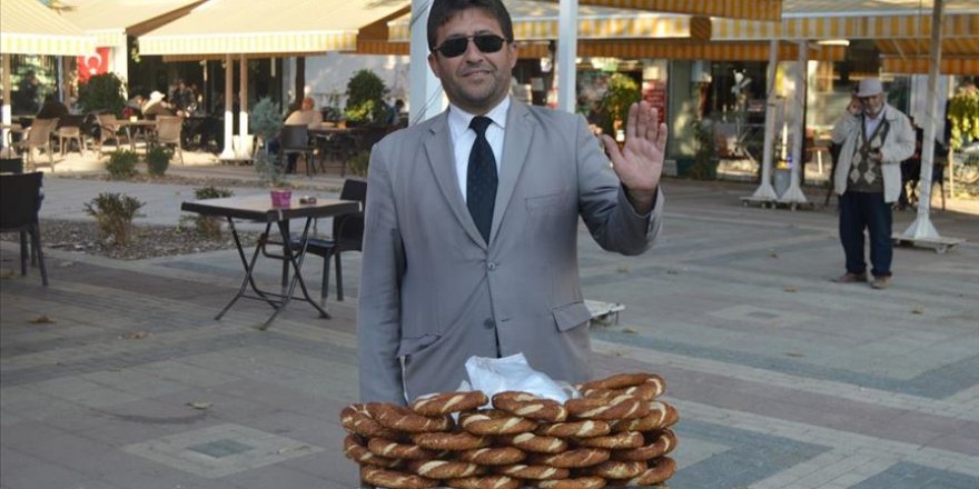 'Kravatlı simitçi' 18 yıldır mesaisini aksatmıyor