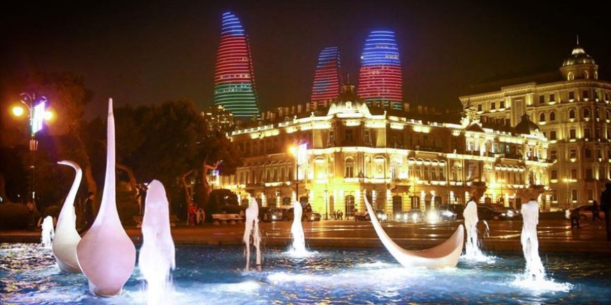 Bakü'nün ünlü yapıları Azerbaycan bayrağının renklerine büründü