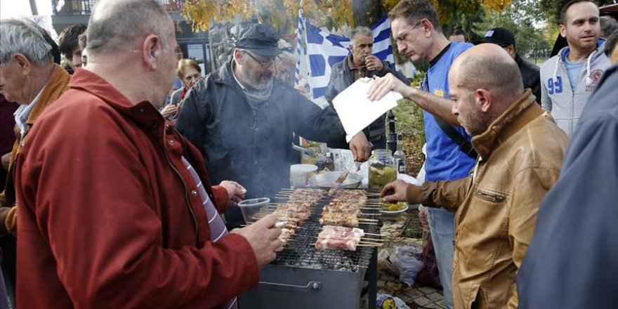 Yunanistan'da düzensiz göçmenlere 'domuz etli' protesto