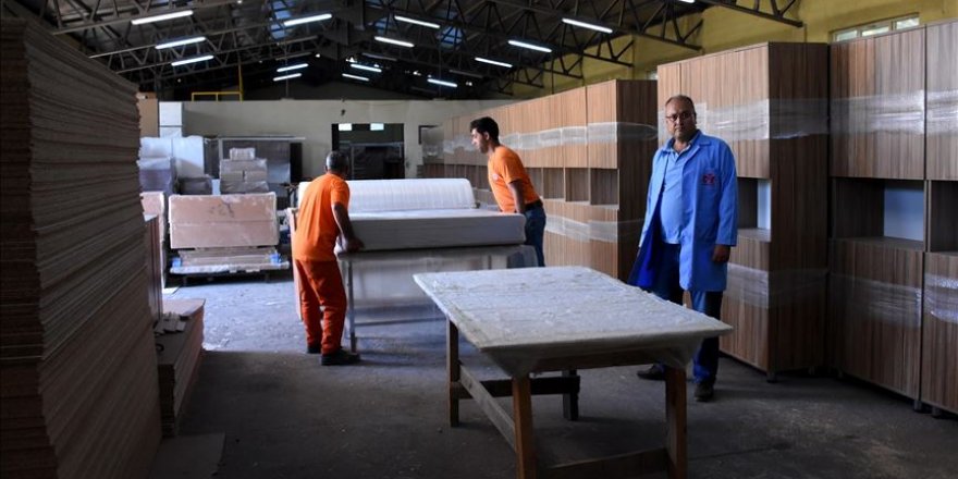 Hükümlüler adliye ve cezaevlerinin tefrişi için ter döküyor
