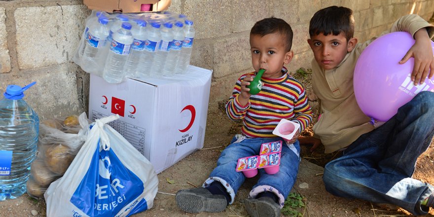 Türkiye Barış Pınarı Harekatı bölgesindeki sivillere yardıma koştu