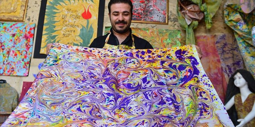 Ebru sanatıyla rengarenk kıyafetler tasarlıyor