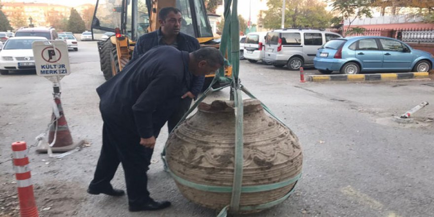 Tarlasını sürerken, bin yıllık pitos buldu