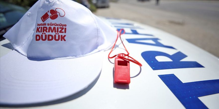 Hatalı sürücüleri ikaz için çocuklara bir milyon kırmızı düdük verilecek