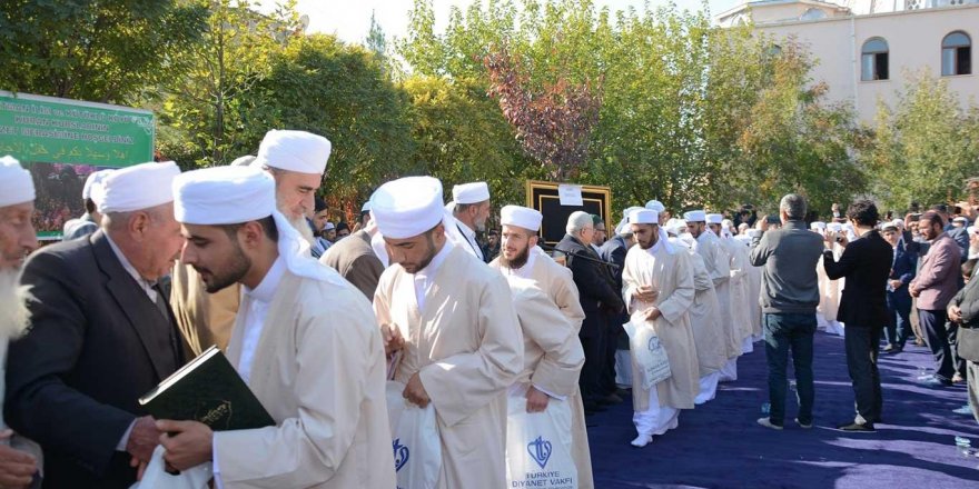 Medrese eğitimi biten 22 talebe icazet aldı