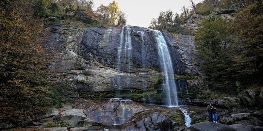Depremden doğan Suuçtu Şelalesi'nde sonbahar güzelliği