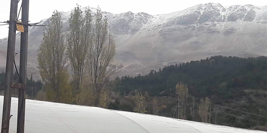 Kaş'ta yılın ilk kar yağışı