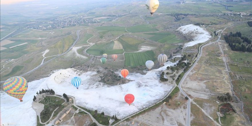 Pamukkale'de balonlar 153 bin kişiyi uçurdu