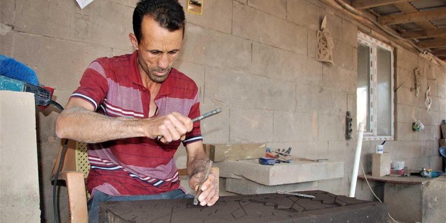 Taşlara motifler nakşederek ekmeklerini kazanıyorlar