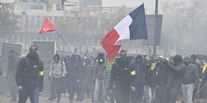 Fransa'da sarı yelekliler gösterilerin birinci yılında sokaklarda
