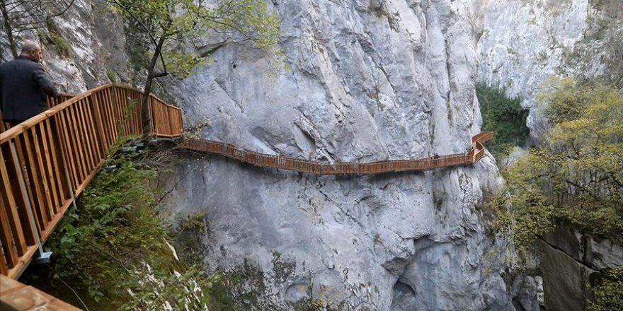 Horma Kanyonu kayalara inşa edilen platformdan geçilecek