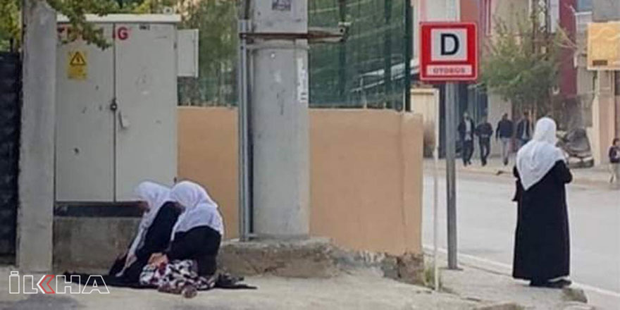 Namazlarını yol kenarında kılan teyzeler takdir topladı