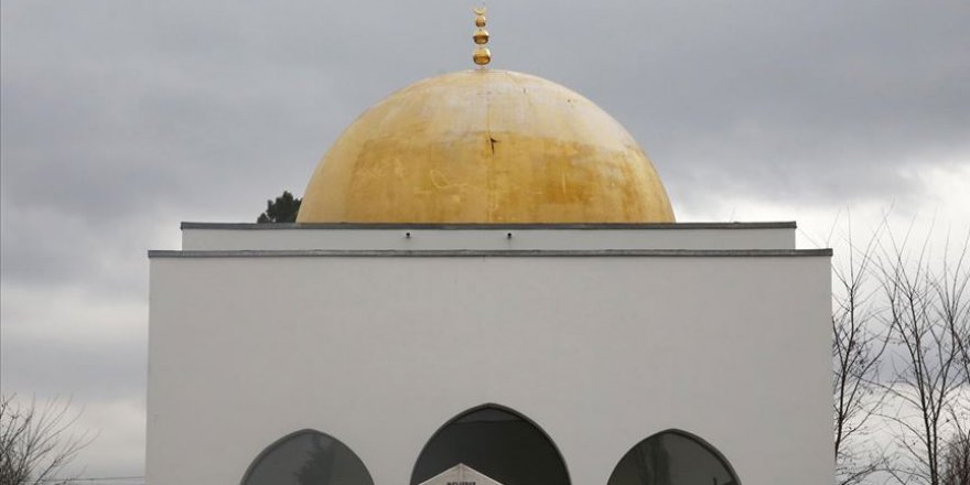 Fransa'da cami duvarına İslam karşıtı yazılar yazıldı