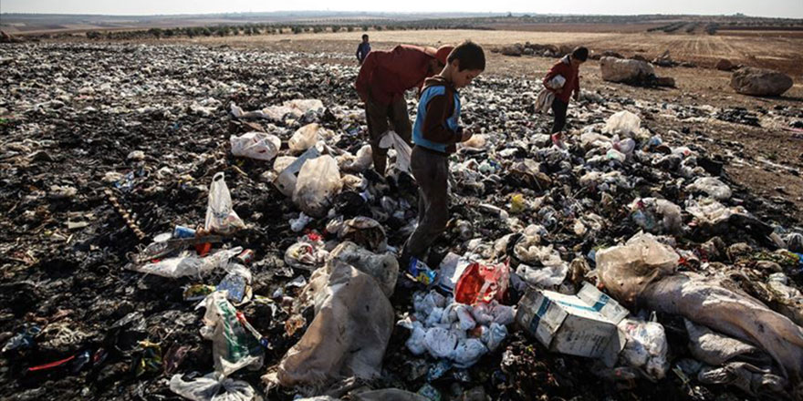 İdlibli çocuklar ekmeklerini çöpten çıkarıyor