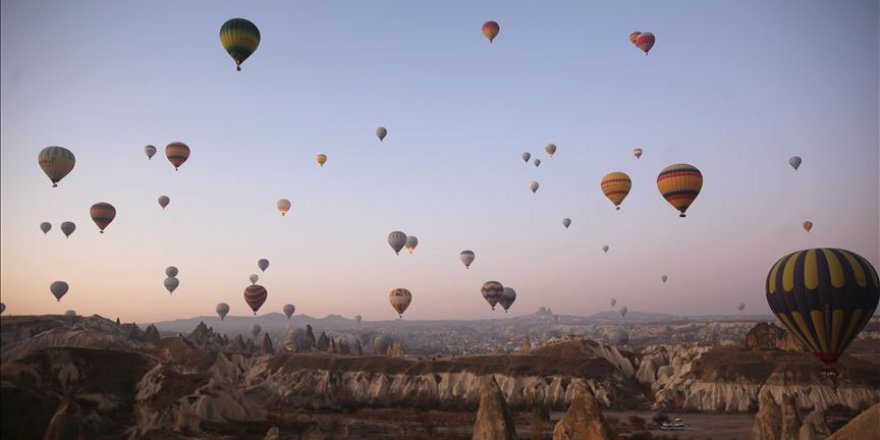 Turistler Kapadokya'yı 4 mevsim balonla keşfediyor