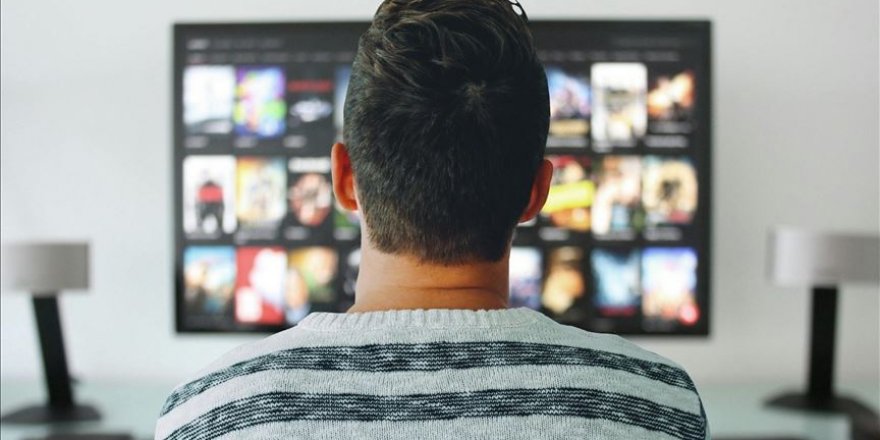 Ekran başında geçirilen zaman şeker ve kafein tüketimini artırıyor