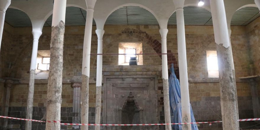 Tarihi Sungurbey Camisi'nin restorasyonu sürüyor
