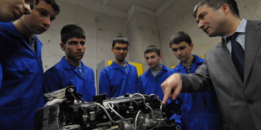 'Yerli otomobili' hedef gösterdiği öğrencilerini geleceğe hazırlıyor