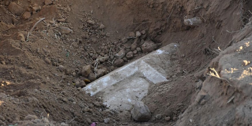 Baskın yapılınca şüpheliler kaçtı, ortaya 2 bin 500 yıllık tarih çıktı