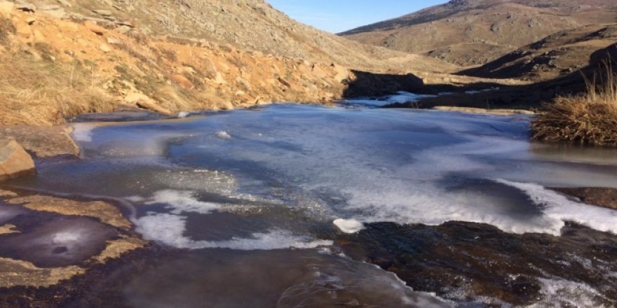 Aşırı soğuktan dereler dondu