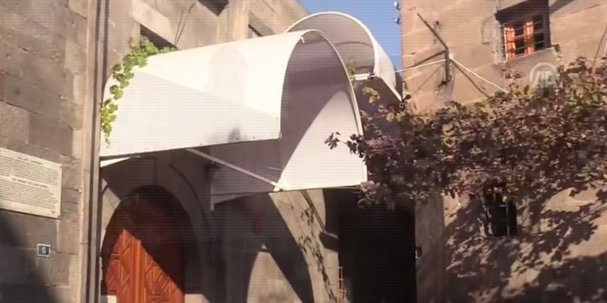 9 asırlık camiye plastik tente takıldı