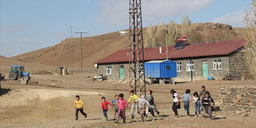 Köy çocuklarının ilk kez gördükleri drone karşısındaki sevinci gülümsetti