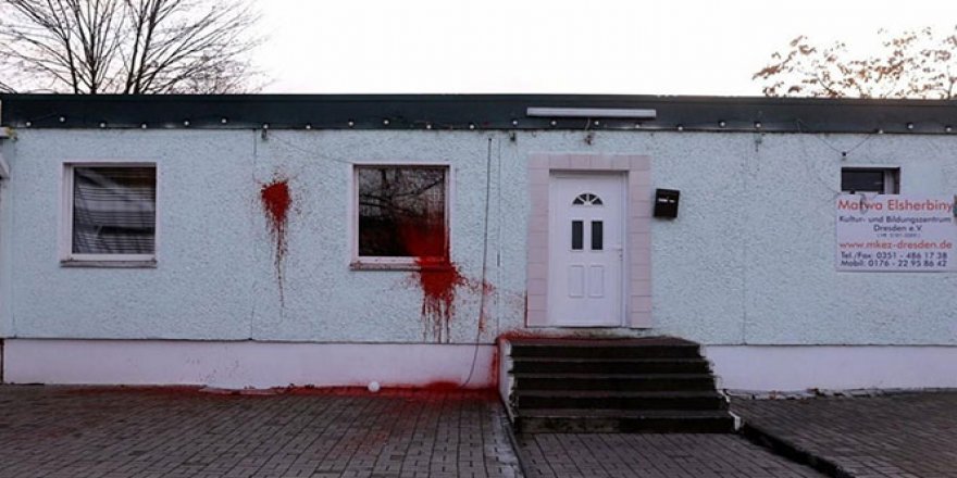 Almanya'da Camiye boyalı saldırı