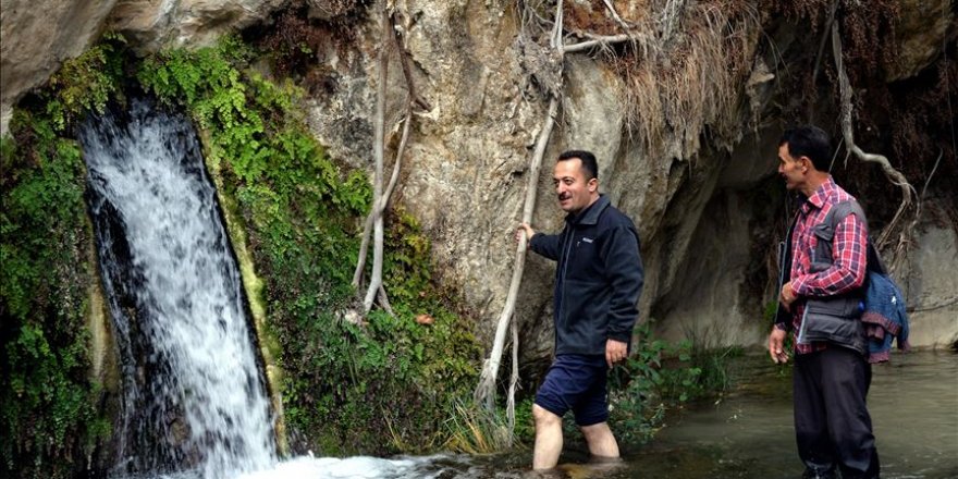 Bilecik'te kayaların içinden çıkan sıcak su kaynağı ilgi görüyor