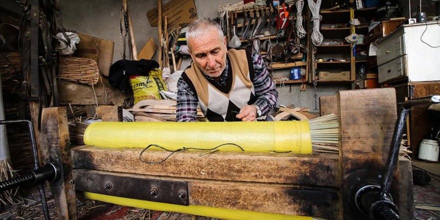 Muammer usta 62 yıldır hasır yastık üretiyor