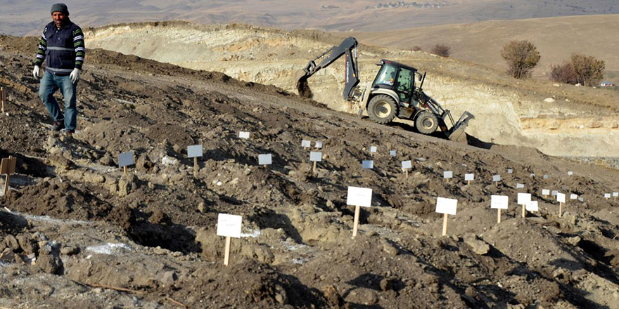 Muş'ta binlerce mezar tek tek taşınıyor