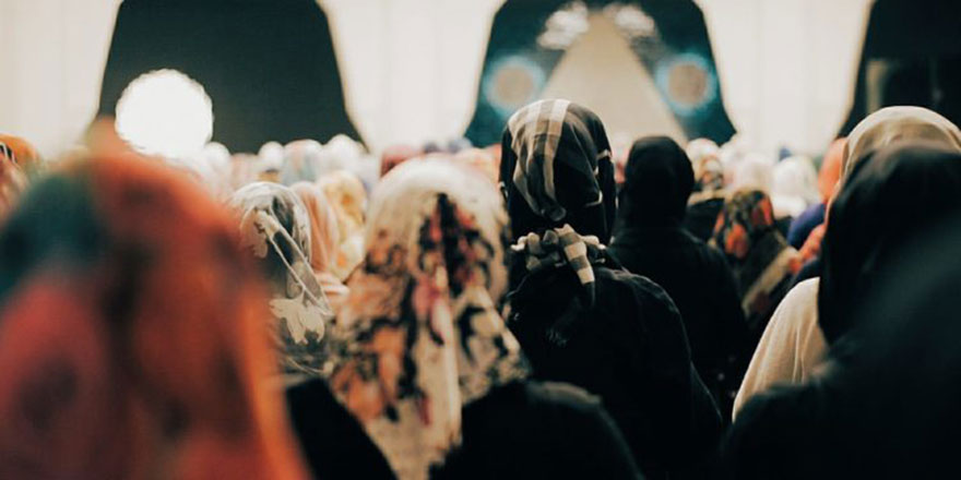 Kadınlar namazda neden arka safta olmalı