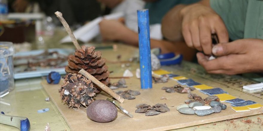 Koruma altındaki çocuklar çöpleri sanat eserine dönüştürüyor